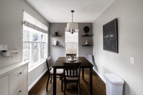 Indy Gem, Mins from Downtown with Hot Tub near พิพิธภัณฑ์เด็กอินเดียน่าโพลิส