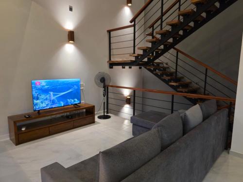 Modern 4-Bedroom 3-Bathroom Home with Roof Terrace - image 14