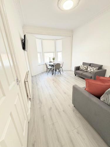 2BR, Sleeps 6, Glasgow Green, Free Parking & Walk Dist to City Centre, Glasgow
