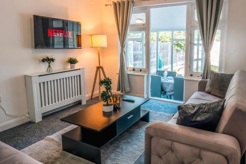 Family 4-Bed Wembley Stadium Home - Parking & Long Stays, London