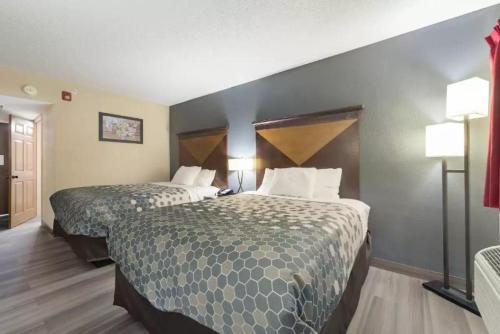 Econo Lodge Inn & Suites in Mason City, USA