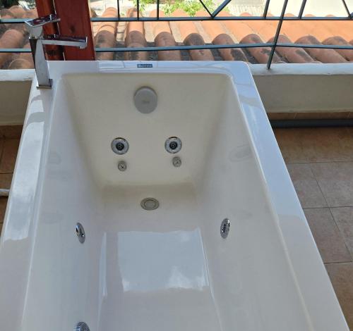 poreamme, Acropolis View Sky Suite with Jacuzzi near Metro in Dafni