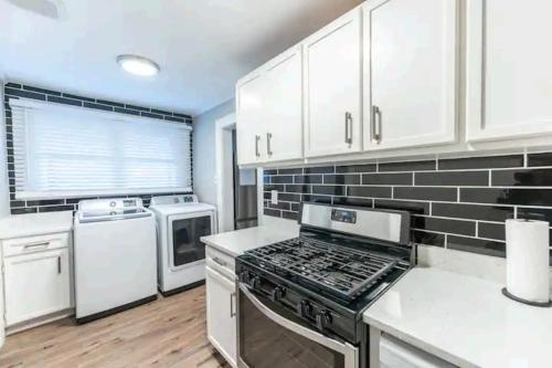 2 Kitchenssleeps 105 Car Parking in Druid Hills