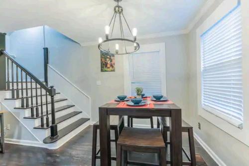 2 Kitchenssleeps 105 Car Parking in Druid Hills