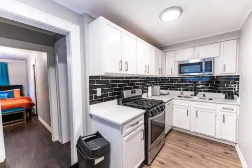 2 Kitchenssleeps 105 Car Parking in Druid Hills