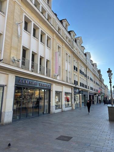 La Petite Parisienne-Centre ville -Gare -Airport in 波威市中心