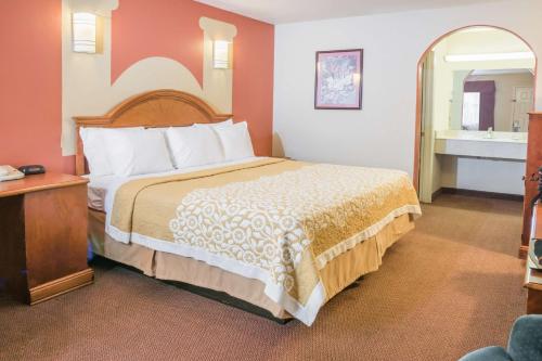 2 Queen Beds and 1 Twin Bed, Studio Suite, Non-Smoking