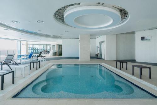 สระว่ายน้ำ, Wave M Hotel West in ชีฮึง