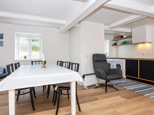 Comoditats, 6 person holiday home in Allingåbro-By Traum (6 person holiday home in Allingabro-By Traum) in Norager