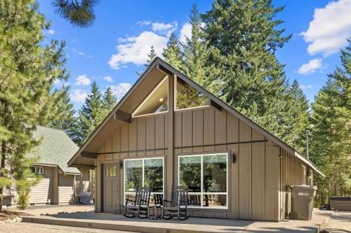 Creekside Haven, a modern mountain escape
