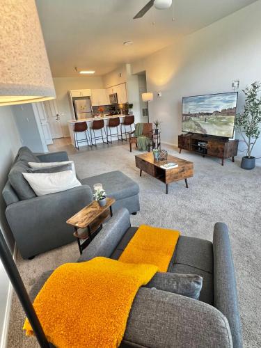 Cozy Luxurious Spacious Apt with Valley View, Attached Garage,Pool,24-Hour Gym, 3 TV