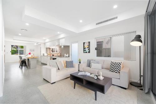 Stylish 3BR Home Walk to Cafes & Train in Camperdown