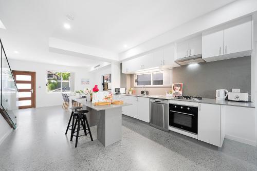 Stylish 3BR Home Walk to Cafes & Train in Camperdown