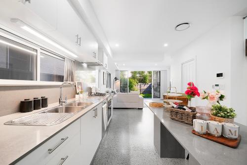 Stylish 3BR Home Walk to Cafes & Train in Camperdown