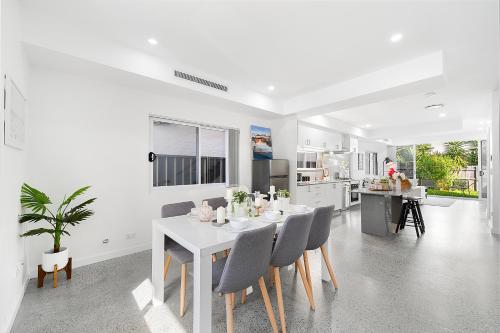 Stylish 3BR Home Walk to Cafes & Train in Camperdown