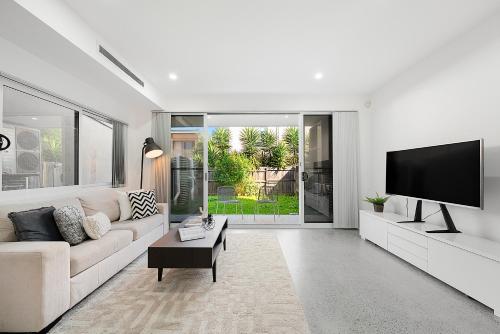 Stylish 3BR Home Walk to Cafes & Train in Camperdown