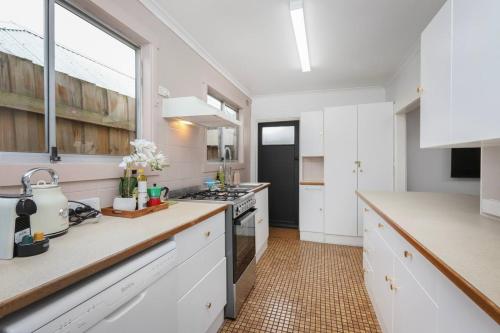 廚房, 2BR Family Home - A Charming Yarraville Getaway in 亞拉維爾