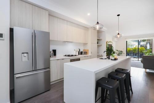 Konyha, 3BR Family Home - Urban West Footscray Haven in West Footscray