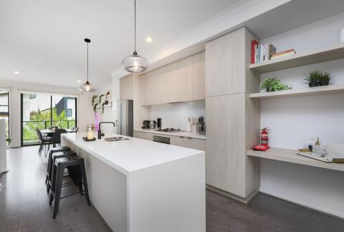 Konyha, 3BR Family Home - Urban West Footscray Haven in West Footscray
