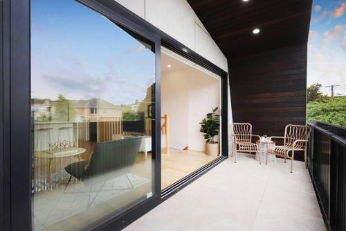 陽台/露台, Stylish 2BR with Balcony Views - Heart of Yarraville in 亞拉維爾