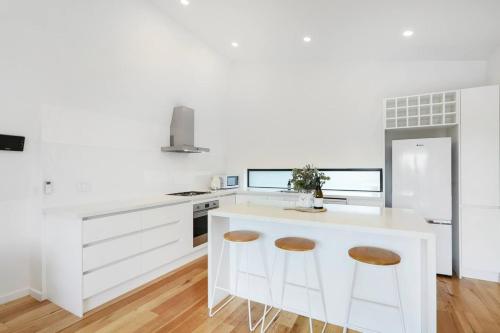 廚房, Stylish 2BR with Balcony Views - Heart of Yarraville in 亞拉維爾