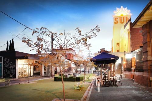 附近景點, Stylish 2BR with Balcony Views - Heart of Yarraville in 亞拉維爾