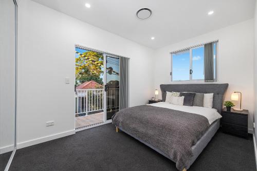 Stylish 3BR Home Walk to Cafes & Train in Camperdown