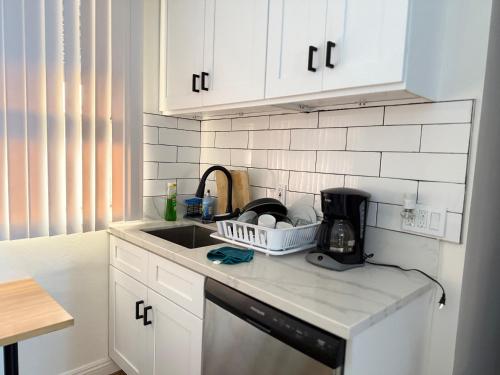 cuina, LA Midtown Boutique Hostel near Museu d'Art Comtat de Los Angeles