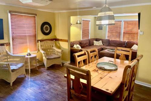 Moosewood Cottage - Hot Tub Downtown Dog Friendly - image 5