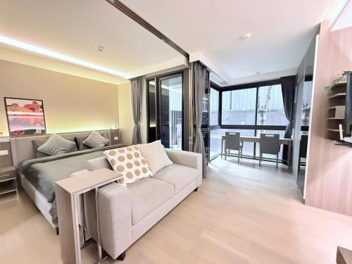 BTS Thong Lor Downtown Low-rise Large Studio #Private Courtyard Super Large Pool, Bangkok