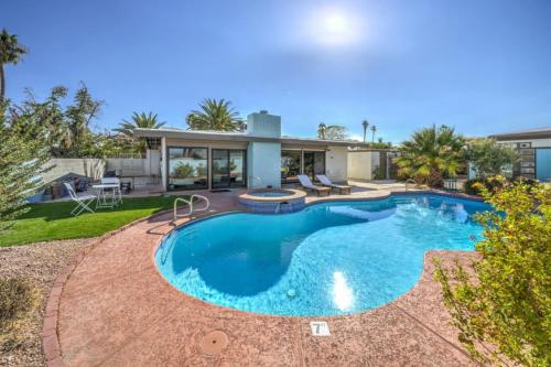 Mid Century Modern near STRIP w Pool King Suite, Las Vegas