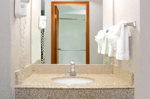 Super 8 by Wyndham Denver Stapleton Room Type - King Room - Non-Smoking