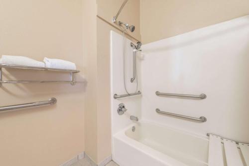 Deluxe King Room with Bath Tub - Mobility/Hearing Accessible - Non-Smoking