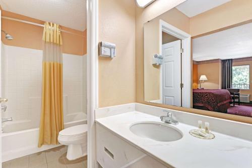 Sunset Inn Daytona Beach - 화장실