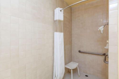 Americas Best Value Inn and Suites Bakersfield Central - image 14