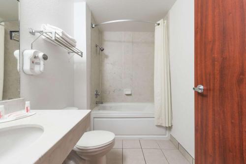 Super 8 by Wyndham Weatherford Room Type - King Room - Non-Smoking