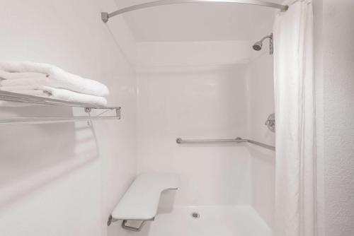 Super 8 by Wyndham Weatherford Room Type - King Room with Roll-In Shower - Mobility/Hearing Accessible - Non-Smoking Super 8 by Wyndham Weatherford Room Type - King Room with Roll-In Shower - Mobility/Hearing Accessible - Non-Smoking