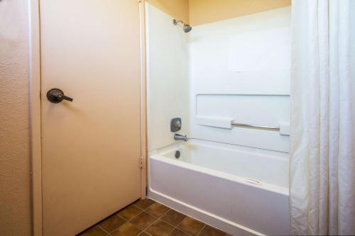 Travelodge by Wyndham Turlock Room Type - Queen Room - Non-Smoking