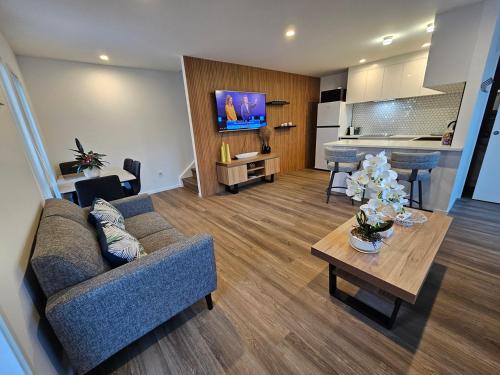 New spacious townhouse in Pakuranga Heights