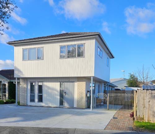 New spacious townhouse in Pakuranga Heights