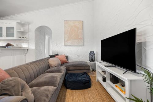 Ivys Central and Cosy at Glenelg - Tap to explore photos