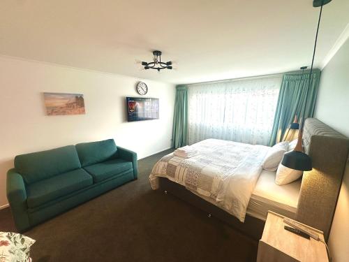 Modern Private Deluxe Master Suite California Bed and Bathtub, Auckland (photo 8)
