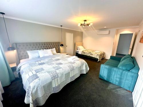 Modern Private Deluxe Master Suite California Bed and Bathtub, Auckland (photo 5)