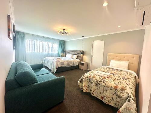Modern Private Deluxe Master Suite California Bed and Bathtub, Auckland (photo 6)