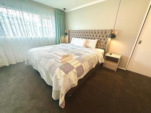 Modern Private Deluxe Master Suite California Bed and Bathtub, Auckland (photo 9)
