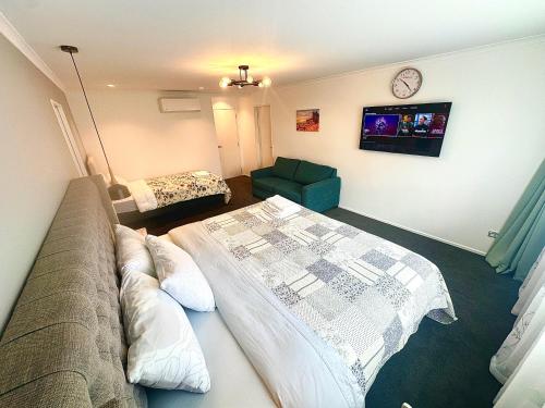 Modern Private Deluxe Master Suite California Bed and Bathtub, Auckland (photo 7)
