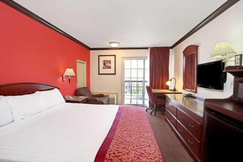 Ramada by Wyndham Pasadena Room Type - Deluxe King Room - Non-Smoking