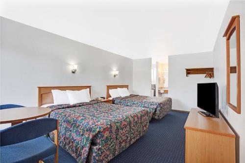 Queen Room with Two Queen Beds - Non-Smoking image 2