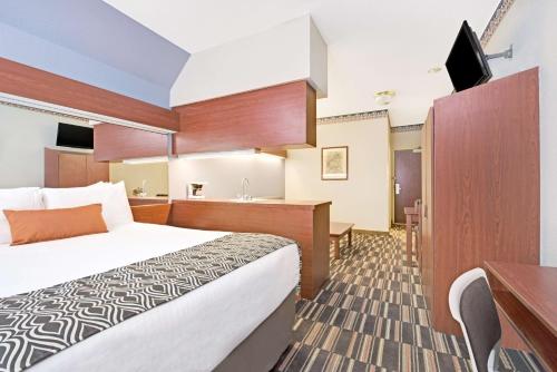1 queen bed, 1 sofa bed