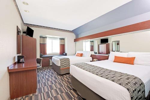 2 queen beds